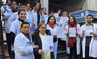 Concentración a las puertas del centro de salud de A Estrada (Pontevedra), en una imagen difundida por Agamfec.