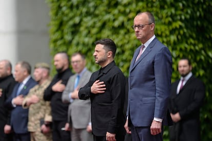 El canciller alemán da la bienvenida al presidente ucranio durante una recepción militar oficial en la cancillería de Berlín.