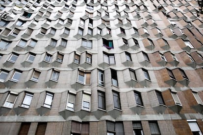 <b>Oriol Bohigas, Josep Martorell y David MacKay.</b> Avenida Meridiana, 312. Un intento de dotar de calidad a las viviendas sociales con un diseño que responde a la agresividad del entorno --la avenida Meridiana, una de las zonas con más tráfico de Barcelona--, con su vibrante fachada de cerámica vidriada y el ritmo de sus ventanas de planta triangular en voladizo.