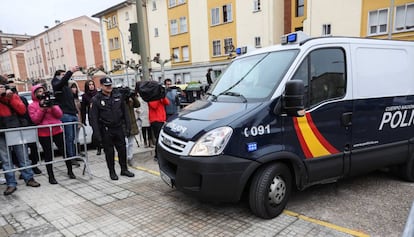 Llegada de los futbolistas detenidos a los juzgados de Aranda de Duero.