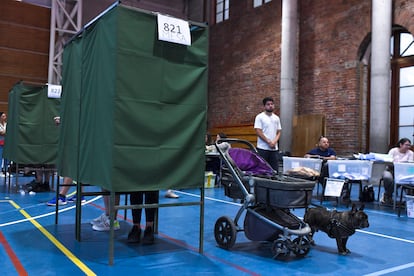 Una persona acude a votar con su mascota en el Colegio San Ignacio, en Santiago Centro.