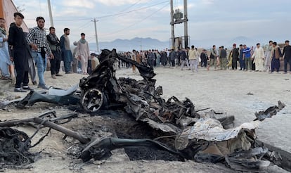 Un grupo de personas se concentran en el lugar donde estalló un coche cerca de un colegio de niñas en Kabul.