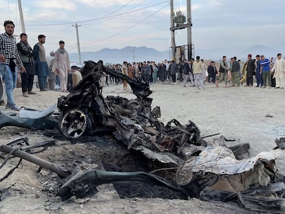 Un grupo de personas se concentran en el lugar donde estalló un coche cerca de un colegio de niñas en Kabul.