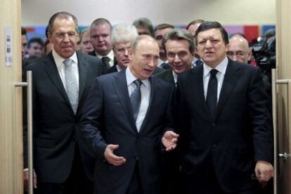 Vladímir Putin (en el centro) y José Manuel Durão Barroso (derecha), ayer en Bruselas.