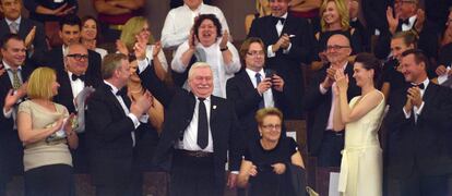 El expresidente polaco Lech Walesa (c) recibe un aplauso del público, 5 de septiembre de 2013, antes de la proyección de la película 'Walesa. Czlowiek z nadziei' (Walesa. Hombre de esperanza) durante el 70 Festival Internacional de Cine de Venecia en Venecia (Italia). 