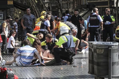 Las víctimas del atentado son socorrida por personal sanitario y agentes de policías.