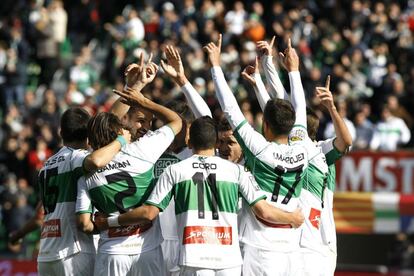 Los jugadores del Elche celebran el gol de Javi Márquez señalando el cielo.