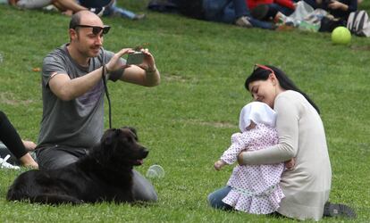 Una familia en la Pradera de San Isidro.