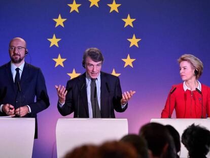 El presidente del Consejo Europeo, Charles Michel; el del Parlamento, David Sassoli, y la presidenta de la Comisión, Ursula von der Leyen, durante una rueda de prensa en Bruselas.