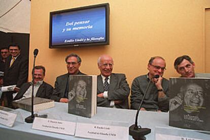 Emilio Lledó, en el centro, junto a Luis Vega, a la derecha, y Mauricio Jalón, a la izquierda.