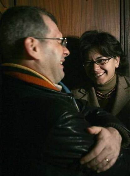 El director de la publicación, Driss Ksiks, y la periodista Sanaa al Aji sonríen tras conocer la sentencia; el fiscal pedía la prohibición "de la publicación y del ejercicio de la profesión para ambos.
