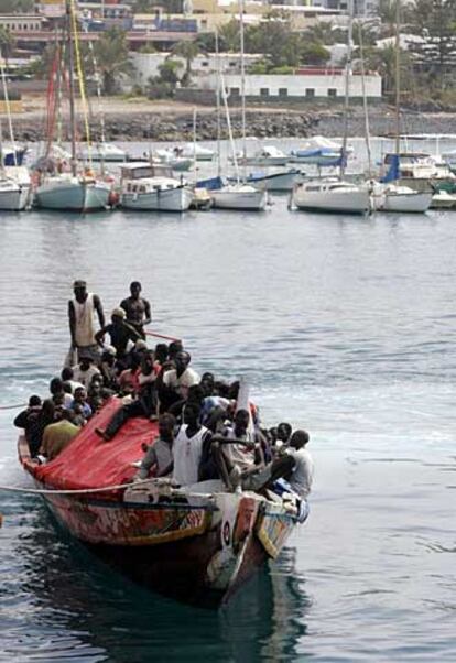 Momento de la entrada al Puerto de los Cristianos de Tenerife del cayuco con 104 inmigrantes.