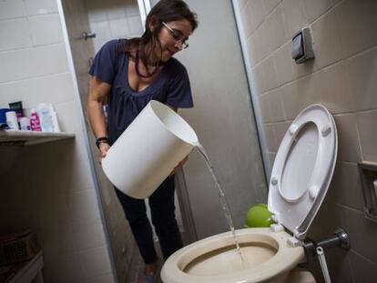 Mariana Chaves, vizinha de Perdizes, fica sem água 12 horas por dia desde o ano passado. 