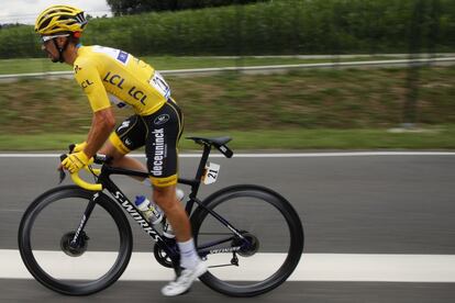 El francés Julian Alaphilippe, con el maillot amarillo, durante la etapa.