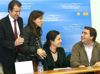 Feijóo, junto a los diputados Beatriz Mato, Pilar Rojo y Carlos Negreira, ayer en la reunión del grupo parlamentario del PP en el Pazo de Hórrero.