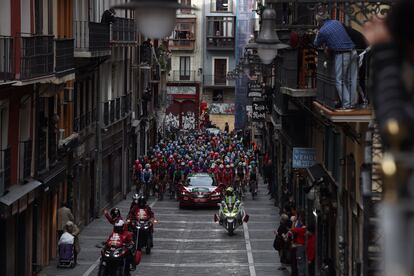 El pelotón, a su paso por la calle Estafeta, en Pamplona.