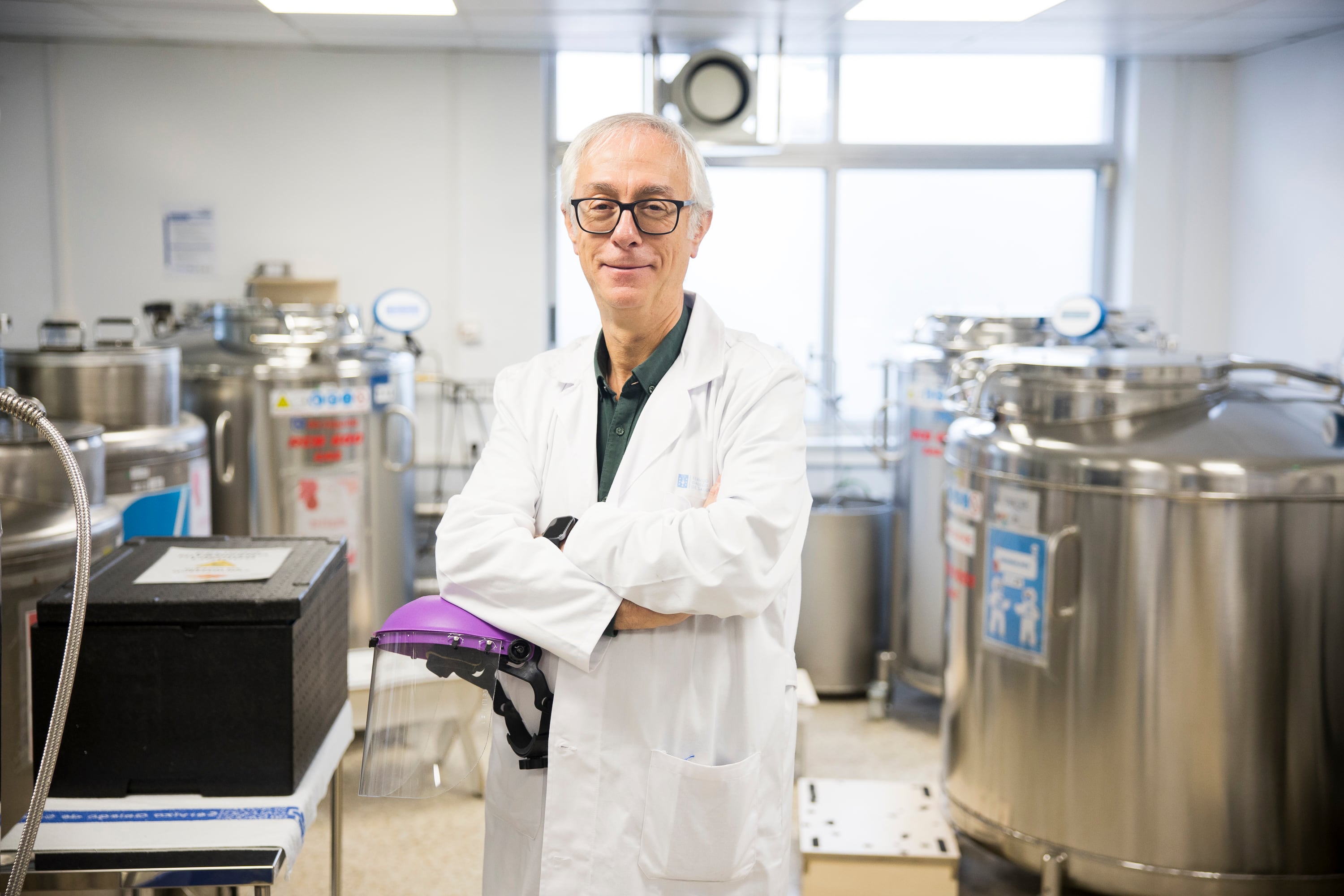 Jacinto Sánchez Ibáñez, jefe de la Unidad de Tejidos de Galicia, en la sala de criogenización del hospital Materno Infantil Teresa Herrera de A Coruña. 