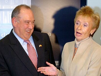 De la Vega y el embajador estadounidense, Eduardo Aguirre, en Madrid el 13 de enero de 2006.