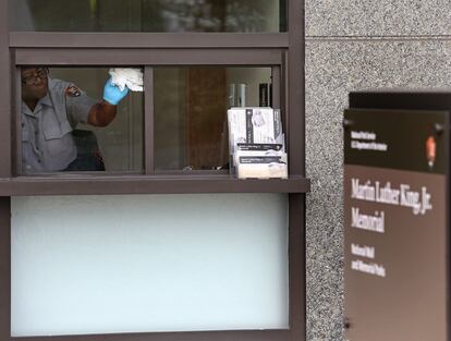 Un empleado de Parque Nacionales limpia las ventanas de la oficina de información en el Memorial de Martin Luther King en Washington, 17 de octubre de 2013. Unos 800.000 funcionarios y empleados federales fueron suspendidos temporalmente de empleo y sueldo por la falta de acuerdo para mantener temporalmente las asignaciones presupuestarias vigentes con la llegada del nuevo año fiscal el 1 de octubre.