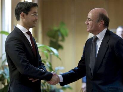 Guindos, derecha, saluda al ministro alemán de Economía, Philipp Rösler.