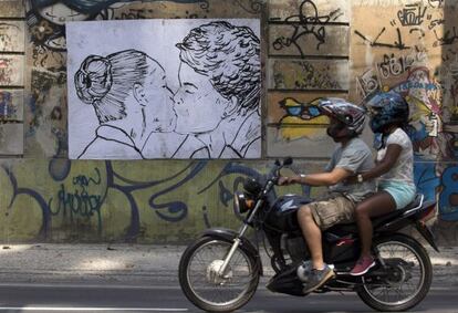 Cartaz da artista Cela Luz, no Rio.