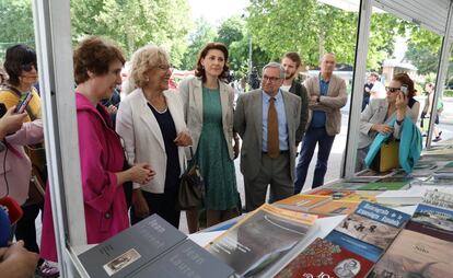 Manuela Carmena durante su visita a la 77ª edición de la Feria del Libro.