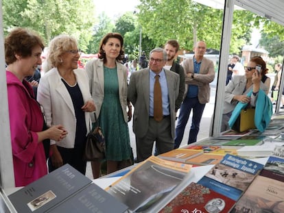 Manuela Carmena durante su visita a la 77ª edición de la Feria del Libro. 