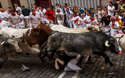 Un corredor cae entre los toros de Cebada Gago en el primer día de los Sanfermines, en Pamplona. El encierro ha durado 2,58 minutos.