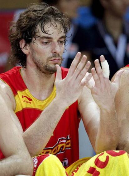 Pau Gasol, en el banquillo durante el partido contra Serbia.