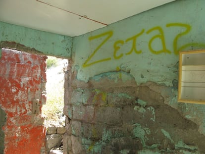 Los Zetas marcaron las casas destruidas como su territorio con graffitti.