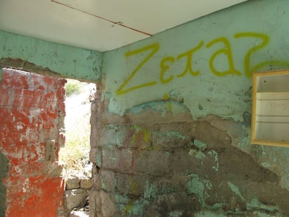 Los Zetas mark destroyed houses as their territory with graffiti.