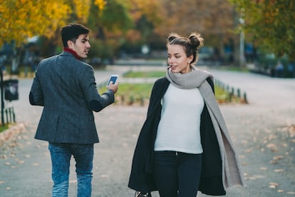 El enamoramiento implica una constelación de factores simultáneamente presentes: la oportunidad, los obstáculos, el misterio, las semejanzas, un mapa del amor compatible, hasta los olores adecuados.