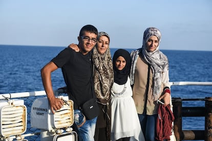 La familia Bolhos emprende un viaje en ferri desde Líbano a Turquía. Es su primer paso en su periplo hasta Europa. Son refugiados sirios que huyen de una guerra que ha causado más de 240.000 muertos en cinco años. Um Alí, de 45 años (segunda por la izquierda) posa en la cubierta del barco junto a tres de sus hijos: Alí (15 años); Shames (primera por la derecha, 17), y Nur (12). En la imagen falta Hassan, de 10 años. Juntos pretenden llegar ilegalmente a Grecia y, de allí, trasladarse a Alemania.