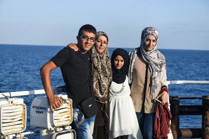 La familia Bolhos emprende un viaje en ferri desde Líbano a Turquía. Es su primer paso en su periplo hasta Europa. Son refugiados sirios que huyen de una guerra que ha causado más de 240.000 muertos en cinco años. Um Alí, de 45 años (segunda por la izquierda) posa en la cubierta del barco junto a tres de sus hijos: Alí (15 años); Shames (primera por la derecha, 17), y Nur (12). En la imagen falta Hassan, de 10 años. Juntos pretenden llegar ilegalmente a Grecia y, de allí, trasladarse a Alemania.