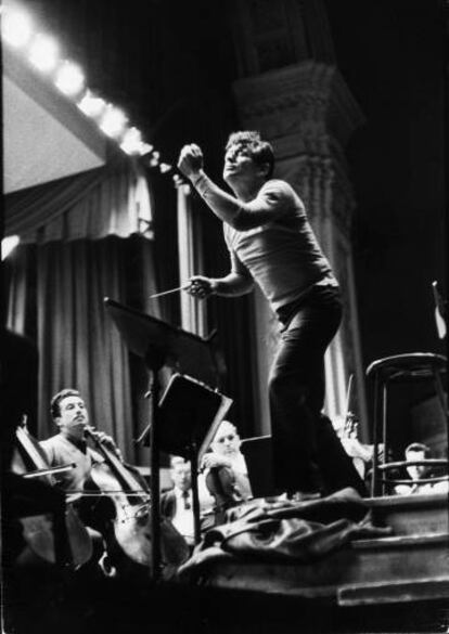 Leonard Bernstein durante un ensayo en el Carnegie Hall.