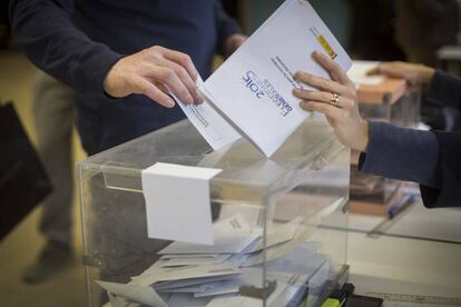 Urnas y votos, durante las pasadas elecciones del 20 de diciembre.