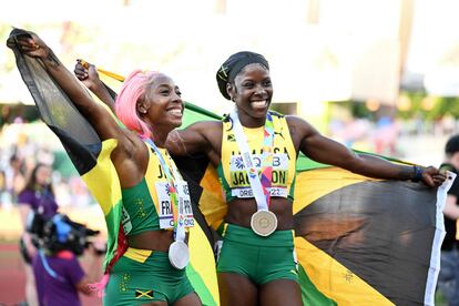 Las jamaicanas Shericka Jackson (oro) y Shelly-Ann Fraser-Pryce (plata), en los 200m del Mundial de Atletismo de Oregón.