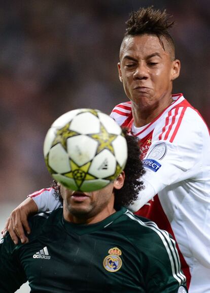 Marcelo con el jugador del Ajax Tobias Sana.