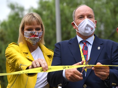 Los príncipes Alberto y Charlene de Mónaco, el 29 de agosto  de 2020 en una etapa del Tour de Francia.