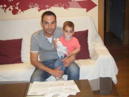 Amador Santos, junto a su hijo Teo, ante el borrador