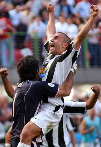 Buffon, portero del Juventus, se abraza con Cannavaro tras la victoria ante el Milan.