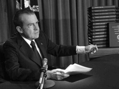 Nixon se&ntilde;ala las transcripciones de las cintas que entreg&oacute; a la justicia en 1974, antes de dimitir.
