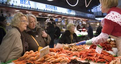 Puesto de pescado y marisco en el mercado de La Boquer&iacute;a de Barcelona.