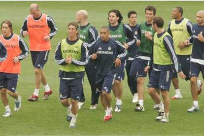 La plantilla madridista, durante su entrenamiento de ayer en su Ciudad Deportiva.