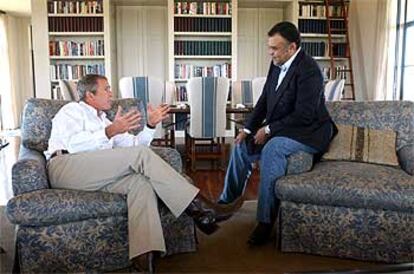 Bush charla con el embajador saudí, Bandar Bin Sultan, en el rancho presidencial de Crawford (Tejas) el pasado agosto.