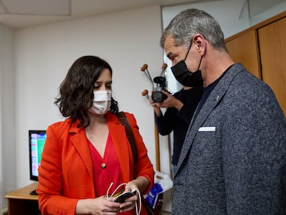 La presidenta de la Comunidad de Madrid, Isabel Díaz Ayuso, conversa con el exportavoz de Ciudadanos en las Cortes Valencianas Toni Cantó.