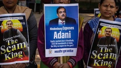 Activistas de la oposición política de India protestan contra Gautam Adani, el pasado día 6, en Nueva Delhi.