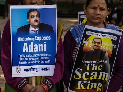Activistas de la oposición política de India protestan contra Gautam Adani, el pasado día 6, en Nueva Delhi.