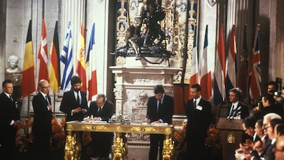 Firma del tratado de adhesion de España a la CEE, con el presidente del Gobierno, Felipe González Márquez (quinto desde la izquierda) y el ministro de Asuntos Exteriores, Fernando Morán (cuarto).