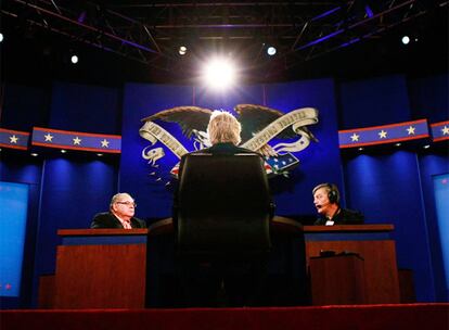 Para el tercer debate se ha elegido la Universidad Hofstra, en Hempstead (Estado de Nueva York), con la moderación del veterano periodista Bob Schieffer, de la cadena CBS. En esta oportunidad se ha cambiado el formato: en lugar de atriles separados se ha dispuesto una sola mesa, con el objetivo de promover la conversación en vez de la reproducción mecánica de discursos.